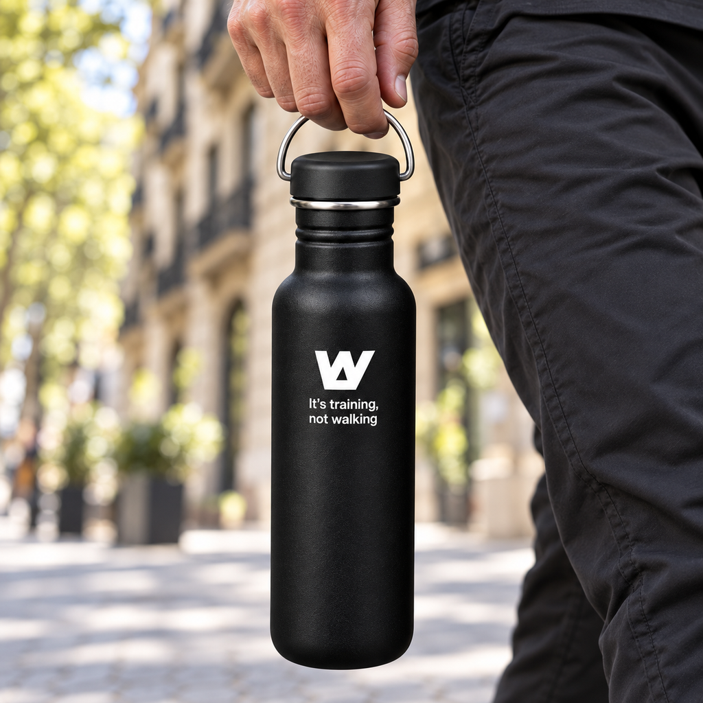 Botella negra WalkBCN de 800 ml. Imagen conceptual de la personalización.