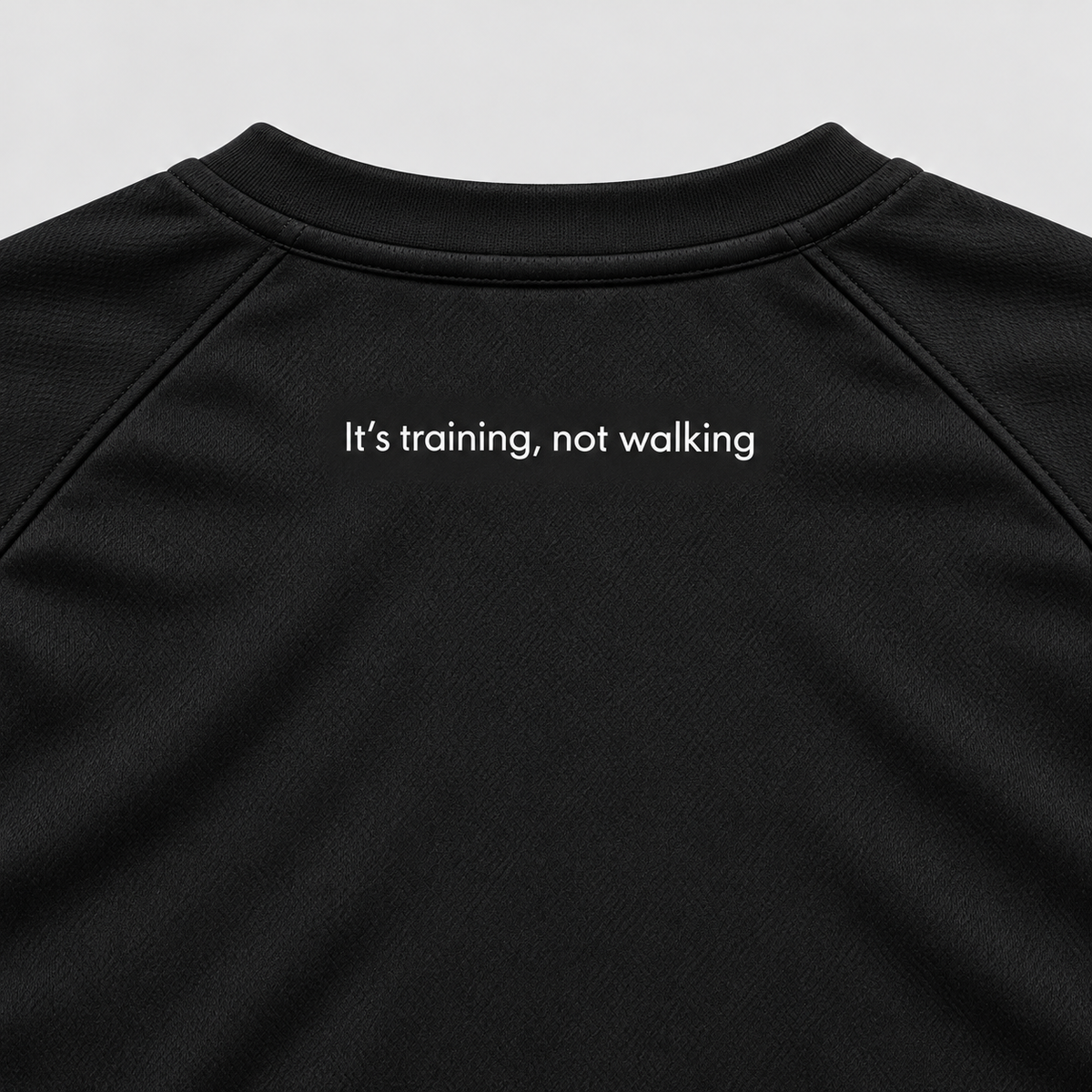 Detalle del lema It's training, not walking en la espalda bajo el cuello. Mockup.