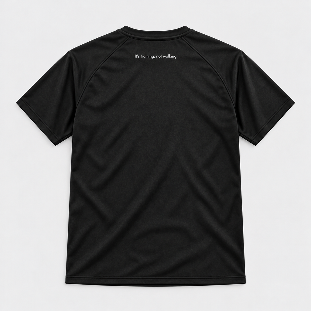 Espalda de la camiseta WalkBCN con It's training, not walking en blanco bajo el cuello. Mockup.