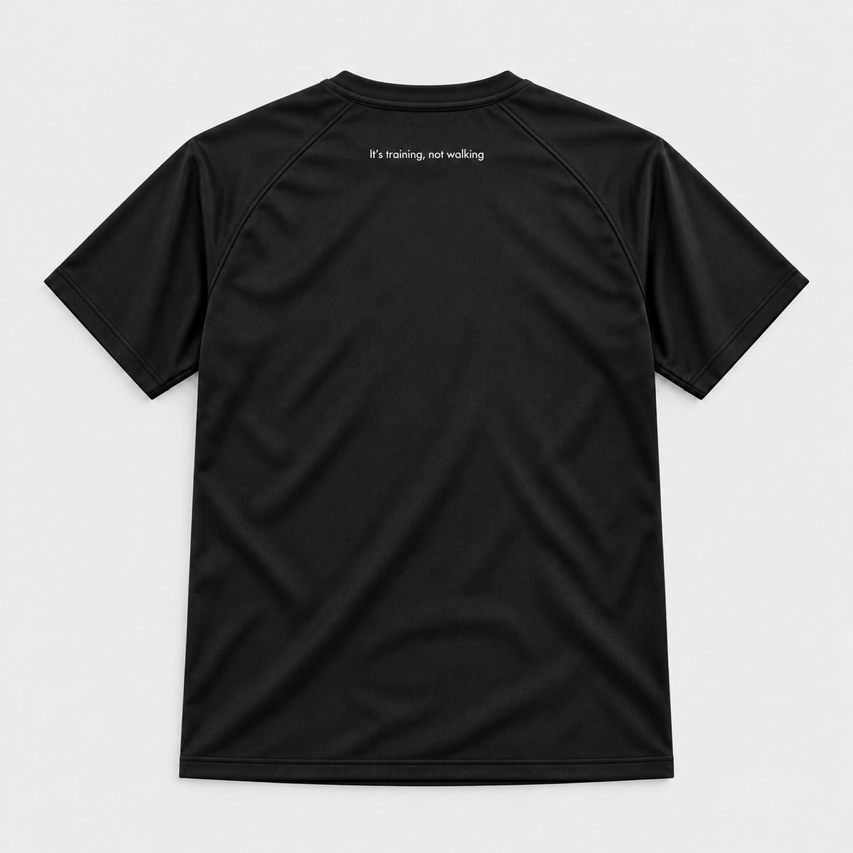 Espalda de la camiseta WalkBCN con It's training, not walking en blanco bajo el cuello. Mockup.