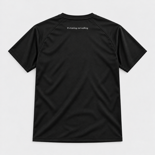 Espalda de la camiseta WalkBCN con It's training, not walking en blanco bajo el cuello. Mockup.