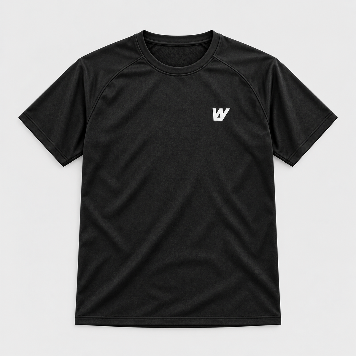 Camiseta técnica negra WalkBCN para hombre, frontal con logo W blanco. Mockup.
