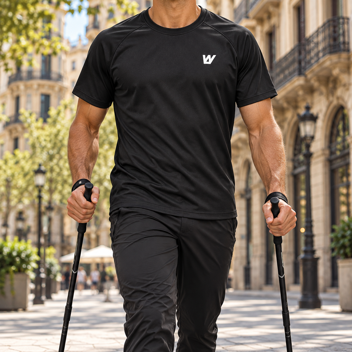 Hombre caminando con palos de marcha nórdica por Barcelona, camiseta WalkBCN vista de frente, sin rostro visible. Mockup.